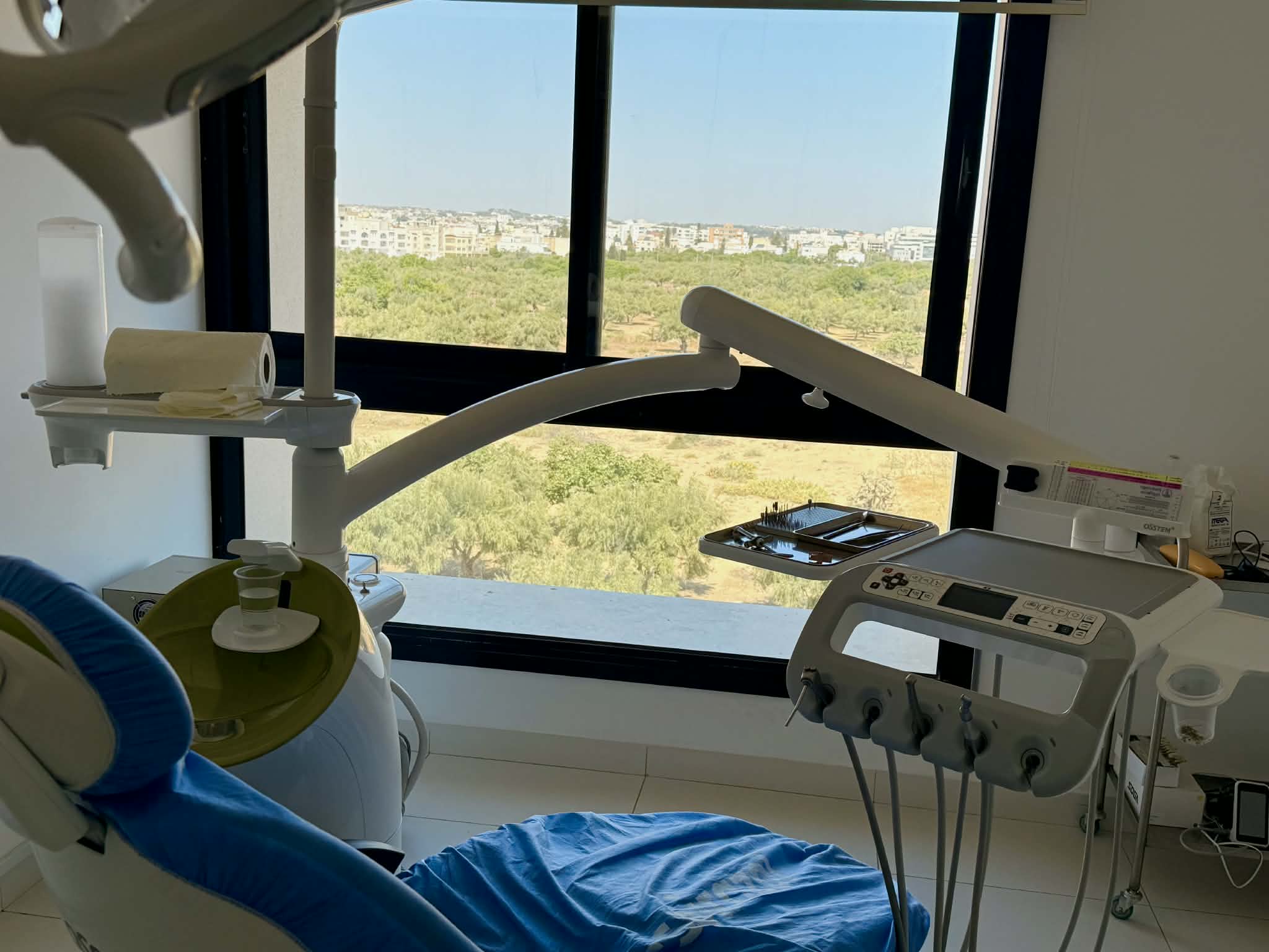 Salle de soins du cabinet avec vue extérieure